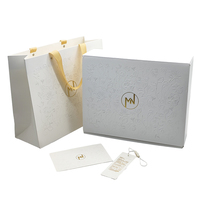 Boîtes d'expédition pliables personnalisables en papier PR, design gaufré, pour vêtements, emballage beige et blanc pastel, avec logo personnalisé