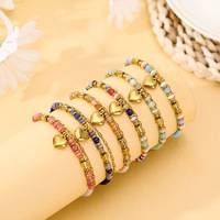 Naturstein-Perlenarmband mit Doppelschicht, Goldener Herzanhänger Stapelbares Armband, Handgefertigtes Boho-Perlenarmband für Frauen