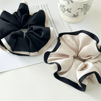Chouchous en satin soyeux de grande taille de luxe Accessoire pour cheveux avec bords contrastés pour femmes