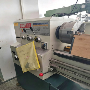Torno horizontal manual común con bancada extendida, tosquiador fijo y tosquiador móvil para trabajos de torneado de ejes largos - Product Image 3