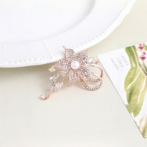 เข็มกลัดรูปดอกไม้ประดับมุกและคริสตัลสไตล์เกาหลีสุดฮิต ดีไซน์ย้อนยุค ชุบทอง วัสดุอัลลอยด์ เหมาะสำหรับงานแต่งงานและงานหมั้น - Product Image 3