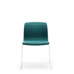 Chaise de réunion moderne VAGHI, dossier blanc en tissu, structure en bois, base en métal noir type traîneau - Product Image 1