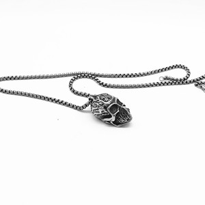 yunnique Colgante de máscara de calavera de acero inoxidable con diamantes de imitación, collar unisex, regalo - Product Image 2