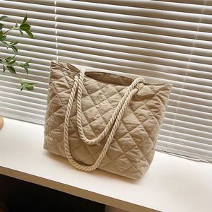 Bolso de Mano Acolchado Ligero Personalizado de Fábrica, Nueva Colección Otoño-Invierno, Gran Capacidad, para Uso Diario - Product Image 4