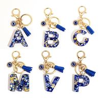 Porte-clés en résine bleue œil de diable avec pompon pour femmes, légers et créatifs, 26 lettres initiales anglaises, cadeaux d'affaires en gros