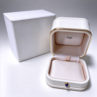 Coffret Cadeau de Bijoux en Faux Daim Carré avec Boîtes pour Bagues, Bracelets, Pendentifs et Colliers, Sac, Carte et Certificat Inclus