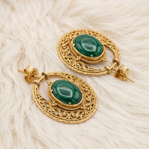Pendientes de aro colgantes de malaquita ovalada con filigrana vintage chapados en oro de 14K, estilo retro hueco con gema, OEM/ODM - Product Image 2