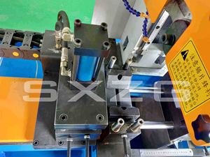 Scie à ruban Machine de <span class=keywords><strong>découpe</strong></span> de tube de tuyau CNC en métal entièrement automatique en <span class=keywords><strong>acier</strong></span> à profil d&amp;#39;angle de 45 degrés - Product Image 3