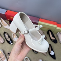 F1909 Vente en gros de chaussures d'occasion pour femmes : sandales à talons, sandales en cuir, chaussures habillées mixtes en balles