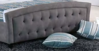 Lit moderne en bois massif avec tête de lit incurvée en tissu de haute qualité, design tendance, taille Queen, certifié BSCI