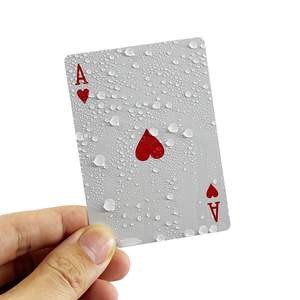Vente en gros de cartes à <span class=keywords><strong>jouer</strong></span> de <span class=keywords><strong>poker</strong></span> en plastique PVC imperméable avec impression de logo personnalisé CMJN 4 couleurs impression offset taille personnalisée couleur durable - Product Image 1