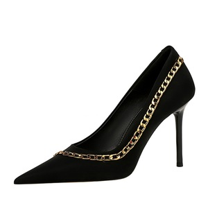 Chaussures pour femmes à talons aiguilles ultra-hauts, à bout pointu et décolleté, avec chaîne métallique, style boîte de nuit 2023 - Product Image 5