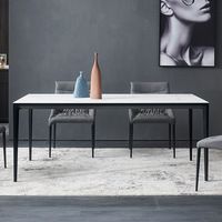 Table à manger moderne avec plateau en marbre |   Pieds en métal au design élégant |   Durable et écoresponsable |   B2B pour les projets d'aménagement intérieur