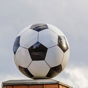 Estatua de escultura de balón de fútbol de fibra de vidrio icónica de gran tamaño hecha a medida - Product Image 2