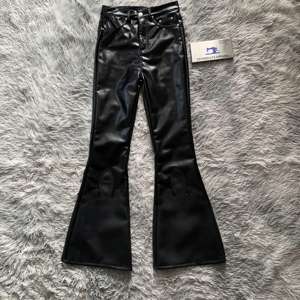 <span class=keywords><strong>Pantaloni</strong></span> a zampata di <span class=keywords><strong>pelle</strong></span> personalizzati DENIMGUYS a vita alta Casual in <span class=keywords><strong>vera</strong></span> <span class=keywords><strong>pelle</strong></span> di pecora <span class=keywords><strong>pantaloni</strong></span> Bootcut in <span class=keywords><strong>pelle</strong></span> nera - Product Image 1