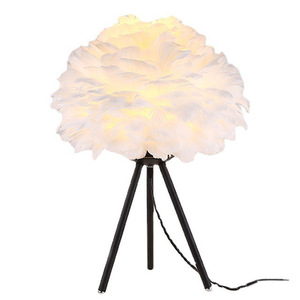Lampe de table moderne à plumes, abat-jour rond blanc, LED, base E26, support trépied, lumière douce et chaude 3500K, dimmable, éclairage de salon - Product Image 1