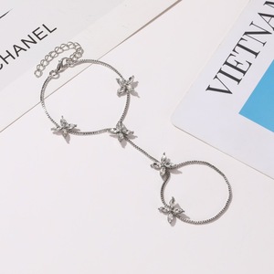 2013 moda mujeres niñas arnés <span class=keywords><strong>de</strong></span> mano hermosa cadena <span class=keywords><strong>de</strong></span> <span class=keywords><strong>oro</strong></span> cristal flor esclavo pulsera anillo Aleación <span class=keywords><strong>de</strong></span> moda <span class=keywords><strong>para</strong></span> regalo <span class=keywords><strong>de</strong></span> boda - Product Image 4
