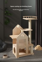 Arbre à chat en bois massif, style campagnard, avec structure d'escalade, nid et capsule spatiale intégrée, design peu encombrant, en carton