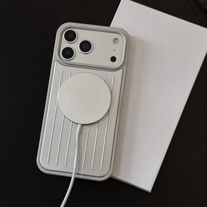 Fundas Magnéticas de Policarbonato y Aleación de Aluminio de Diseño de Lujo para iPhone 14 15 16 17 Pro Max, Venta al Por Mayor de Fábrica - Product Image 4