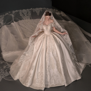 Robe de mariée moderne Gt133, nouvelle collection, grande traîne, style français, faite main, haut de gamme, en satin avec appliques, longueur ras du sol, traîne chapelle, dos nu - Product Image 1