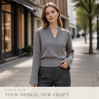 Pull-over en maille côtelée verticale élégant pour femme, coupe ajustée, col en V, taille cintrée, manches évasées, idéal pour les trajets quotidiens
