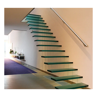 Système de support mural pour escalier flottant avec marches en frêne fumé, balustrade en laiton et éclairage LED encastré pour escaliers