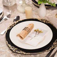 Assiettes de chargeur en plastique à bord rond à volants avec bordure dorée pour dîner, décoration de Table de mariage