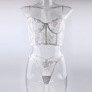 Set Intimo in Pizzo Ricamato <span class=keywords><strong>Bianco</strong></span> con <span class=keywords><strong>Reggiseno</strong></span> a Fascia e Slip, Vendita all'Ingrosso di Lingerie <span class=keywords><strong>Trasparente</strong></span> in Rete - Product Image 6