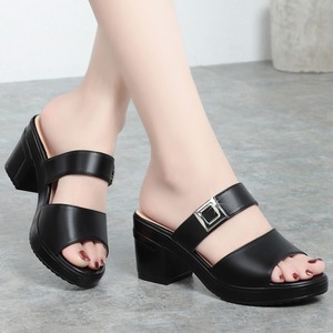Sandales et mules Xuanhui d'été en cuir microfibre robuste noir à boucle carrée et double bride, talon carré de 7 cm - Product Image 1