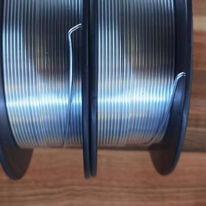 Haute qualité 1kg <span class=keywords><strong>sans</strong></span> couture <span class=keywords><strong>Flux</strong></span>-fourré Tig Mig fil <span class=keywords><strong>de</strong></span> soudage FC0215 aluminium cuivre Tig Mig rouleau OEM personnalisable - Product Image 6