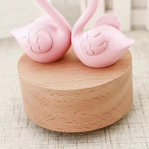 Caja de Música Giratoria Romántica con Flamencos YIYU, Madera de Haya, Ocho Tonos, Diseño Creativo, Pequeño Regalo para el Dí<span class=keywords><strong>a</strong></span> de San Valentín, Mecanismo de 30 Segundos - Product Image 4