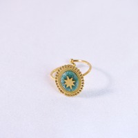 Bague signet North Star plaquée or avec médaillon étoile céleste, incrustations de coquillages et pierres naturelles, pour femme