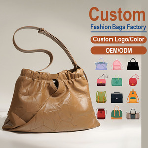 Sac bandoulière en cuir pleine fleur véritable, rouge terre cuite, texture froissée à la main, fermeture à cordon, silhouette souple et organique - Product Image 1