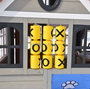 Maisonnette de jeu extérieure en bois gris pour enfants, avec comptoir de service, mur de jeu Tic-Tac-Toe et porte à empreintes de pattes - Product Image 6