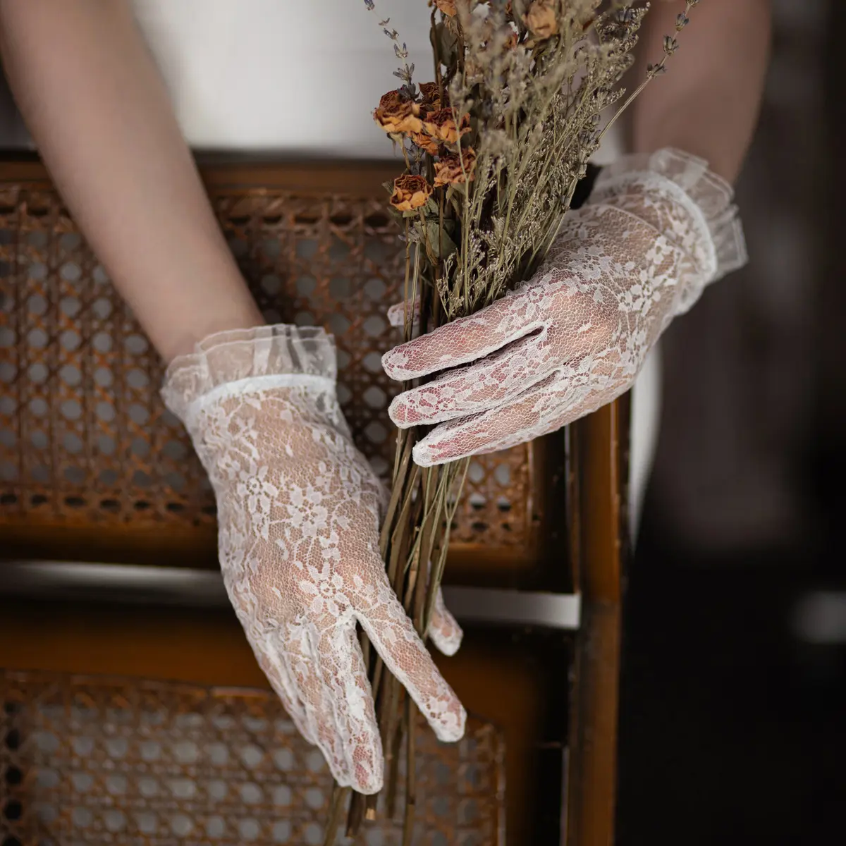 LUOXIN สีขาวข้อมือสั้นถุงมือเจ้าสาวลูกไม้เร้าใจขอบผู้หญิงประกวดถุงมือแต่งงานพรหม