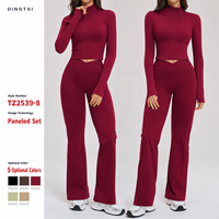 Ensemble de sport pour femme à col montant et fermeture éclair intégrale, comprenant une veste courte à coutures effet corset et un pantalon évasé coupe bootcut, avec poches latérales et passe-pouces, en matière effet seconde peau, vêtements de sport