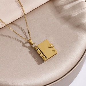 Collier pendentif personnalisable en acier inoxydable doré avec chaîne à maillons, motif cœur d'amour, pour couple, avec carnet vierge à pages tournantes, gravable - Product Image 3
