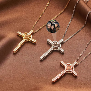 <span class=keywords><strong>Collana</strong></span> <span class=keywords><strong>con</strong></span> Croce Placcata Oro Personalizzata <span class=keywords><strong>con</strong></span> <span class=keywords><strong>Proiezione</strong></span> Fotografica Nascosta, Gioiello Cristiano Commemorativo per Mamma e Nonna - Product Image 1