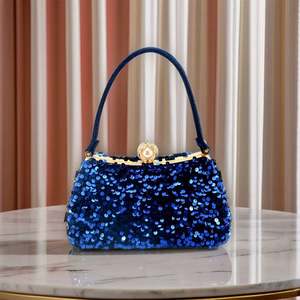 Kalp Şeklinde El Çantası, Kadınlar İçin Kristal Taşlı Abiye Çantası, Altın Kristal El Çantası - Product Image 3