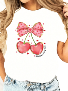 T-shirt da donna a maniche corte con stampa Cherry Bow, girocollo, vestibilità regolare, in jersey 100% cotone, ideale per San Valentino, primavera ed estate - Product Image 1