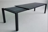 Table extensible d'extérieur en aluminium avec plateau en verre trempé gris roche, légère et durable, design moderne