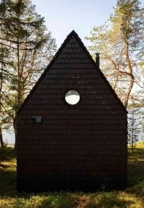 Cabane en <span class=keywords><strong>bois</strong></span> noir de style moderne avec toit en pente et fenêtre cintrée, idéale pour une retraite solitaire au bord d'un lac forestier, surface de base de 80 m², maison facile à construire - Product Image 4