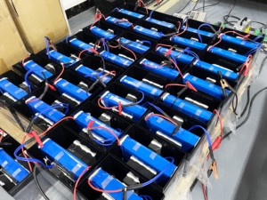 แบตเตอรี่ลิเธียมไอรอนฟอสเฟต 12v 100ah พร้อมพอร์ต USB และหน้าจอ LED รุ่น LFP12100 แบตเตอรี่ลิเธียมไอรอนฟอสเฟต 12v 100ah - Product Image 4