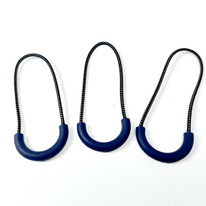 Tirador de cremallera de plástico en forma de U de Juke Plastics, 8 cm, deslizante sin bloqueo para bolsas de ropa - Product Image 2