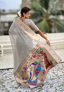 Grey Organza <span class=keywords><strong>paithani</strong></span> Saree với hoa văn dệt zari tinh tế và họa tiết truyền thống cho một cái nhìn thanh lịch và dân tộc tinh tế - Product Image 2