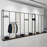 Porte-vêtements mural linéaire fin en métal noir avec accent grille dorée et base en bois – Fabricant
