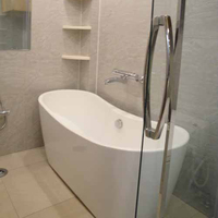 Baignoire ovale profonde moderne autoportante en acrylique pour le trempage adaptée aux enfants et aux petites toilettes pour hôtels