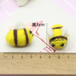 Décor de Noël jaune laine feutre abeille boule Mini mignon bourdon 30 pièces jaune laine feutre abeille pour la maison scène fêtes d'anniversaire - Product Image 1
