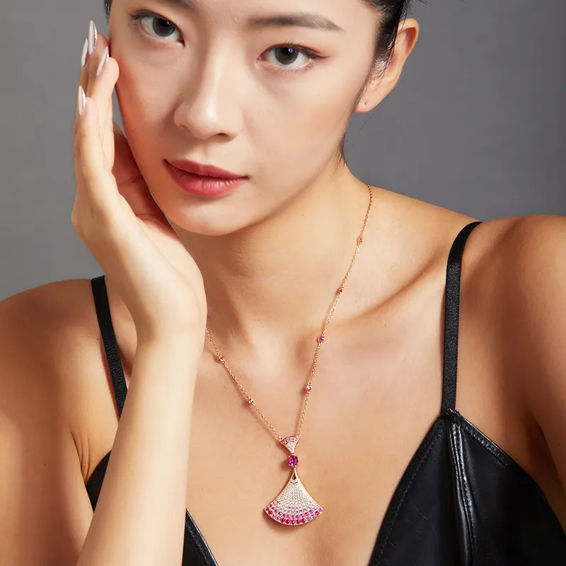 S925 Silber eingelegt High Carbon Diamant übertrieben sexy Farbverlauf rosa Fan Anhänger Halskette mit verstellbarer Kette für Frauen
