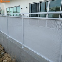 Panneaux en maille métallique perforée au design moderne, tôles à trous ronds/hexagonaux personnalisés pour garde-corps de balcon et cloisons intérieures